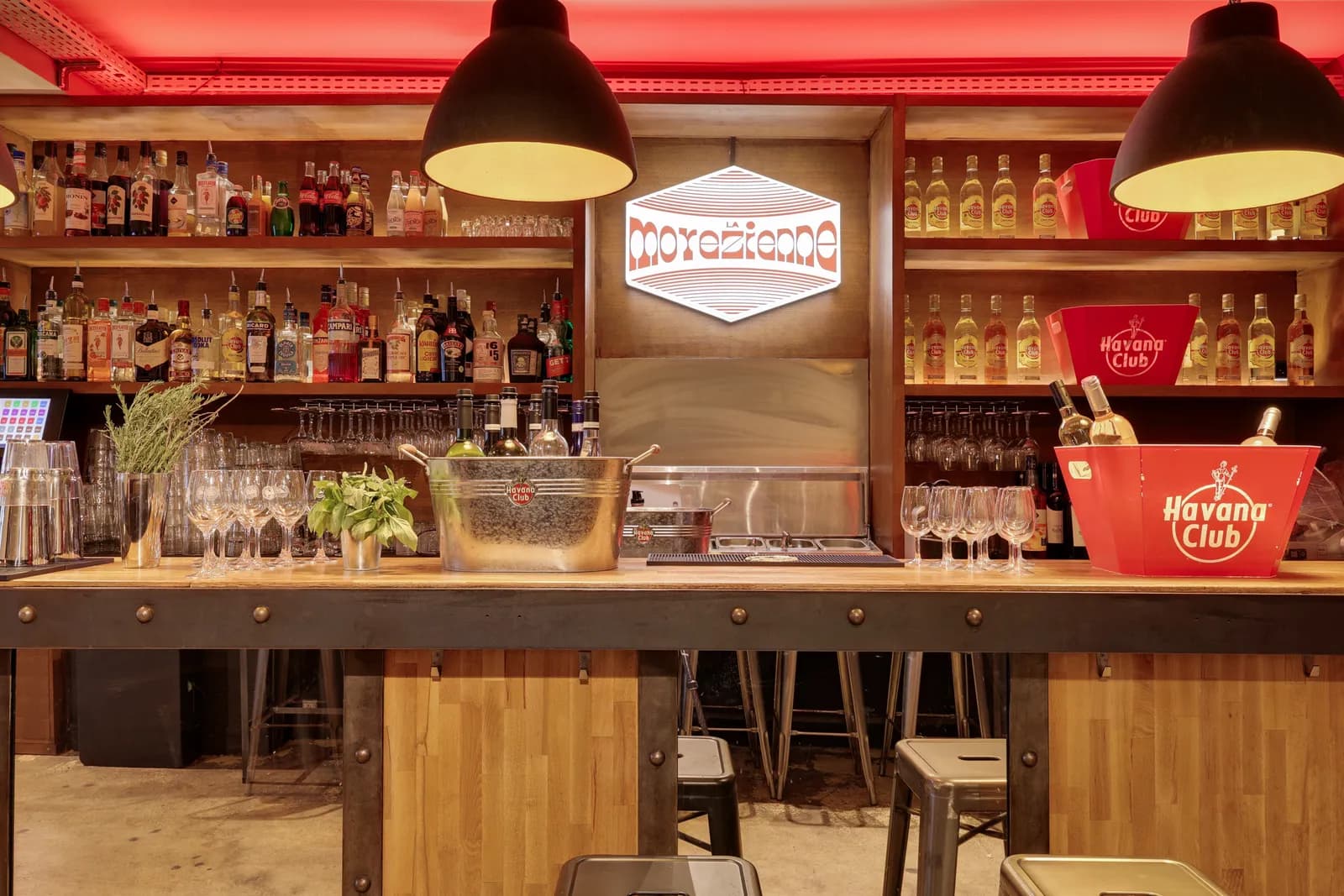 Le comptoir de La Morézienne et son enseigne lumineuse