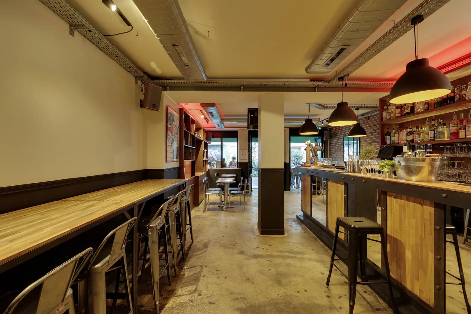 Le long comptoir en bois