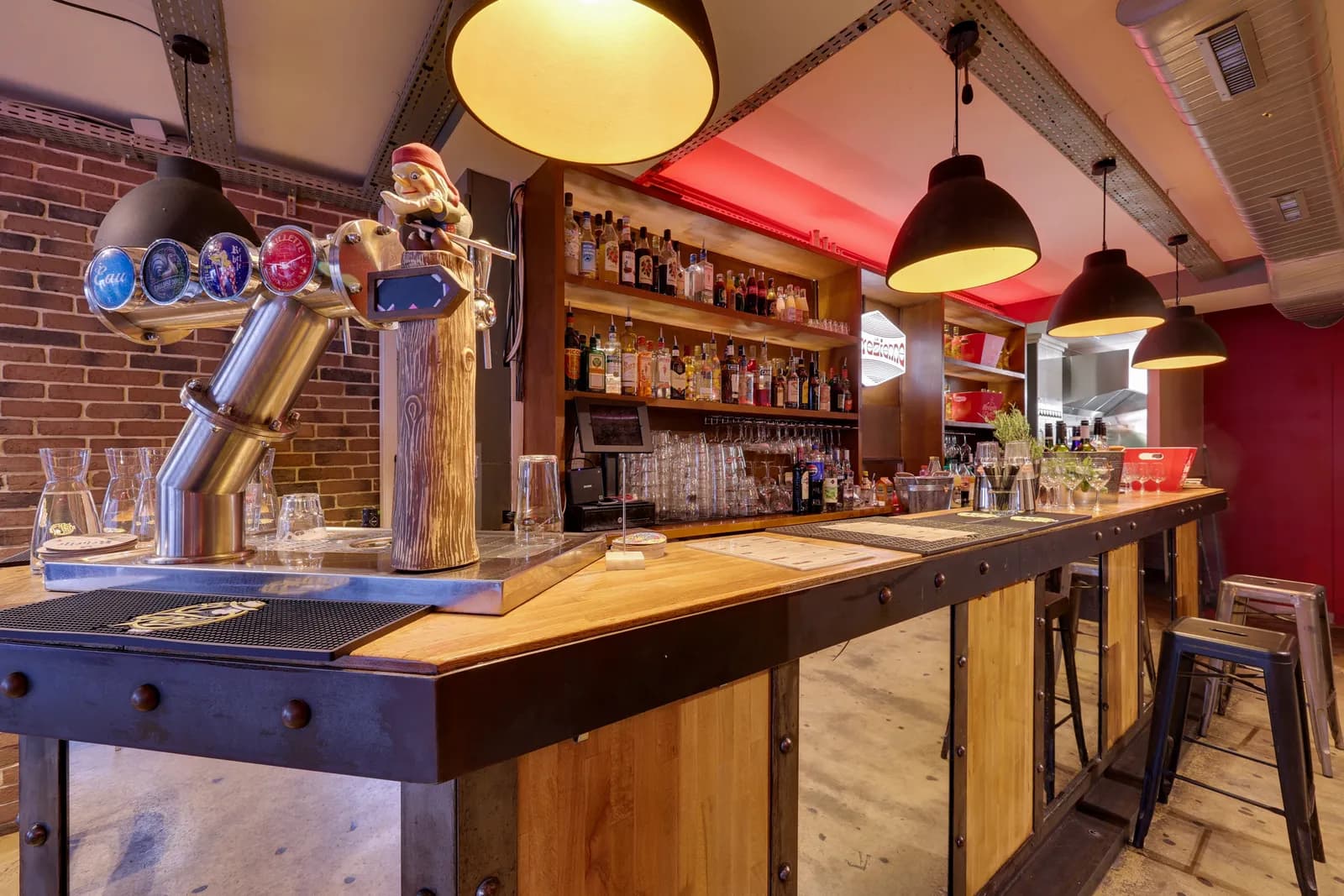 Le comptoir et ses tireuses