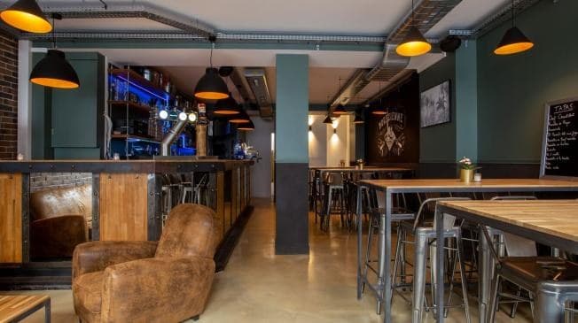 Le comptoir, les tabourets et les tables hautes de La Morezienne