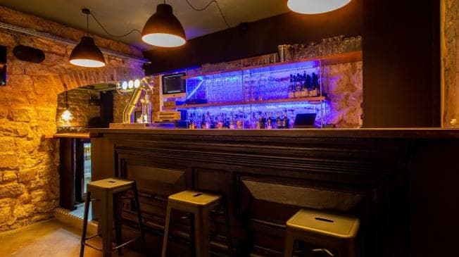 Le bar en pierre de taille, en lumiere de soiree